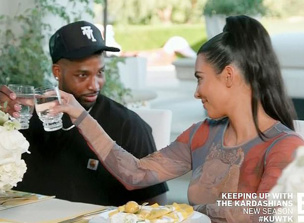 Khloe Kardashian tha thứ cho cầu thủ bóng rổ từng cắm sừng lúc cô mang thai: Chính thức về chung một nhà, thậm chí còn vui vẻ ăn uống cùng bà chị Kim - Ảnh 3.