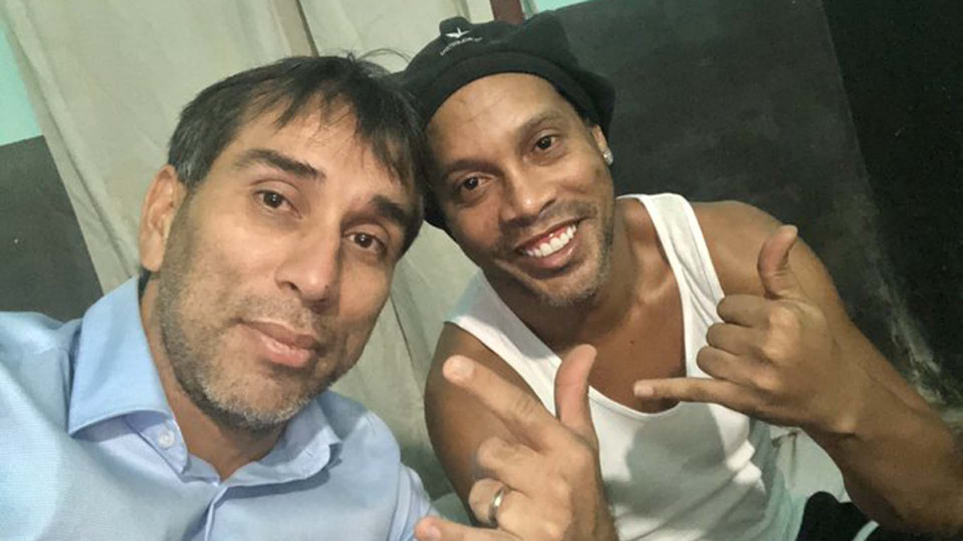 Hé lộ mới nhất về cuộc sống trong tù của Ronaldinho: Cậu ấy đang suy sụp. Nụ cười trên môi cũng không còn - Ảnh 1.