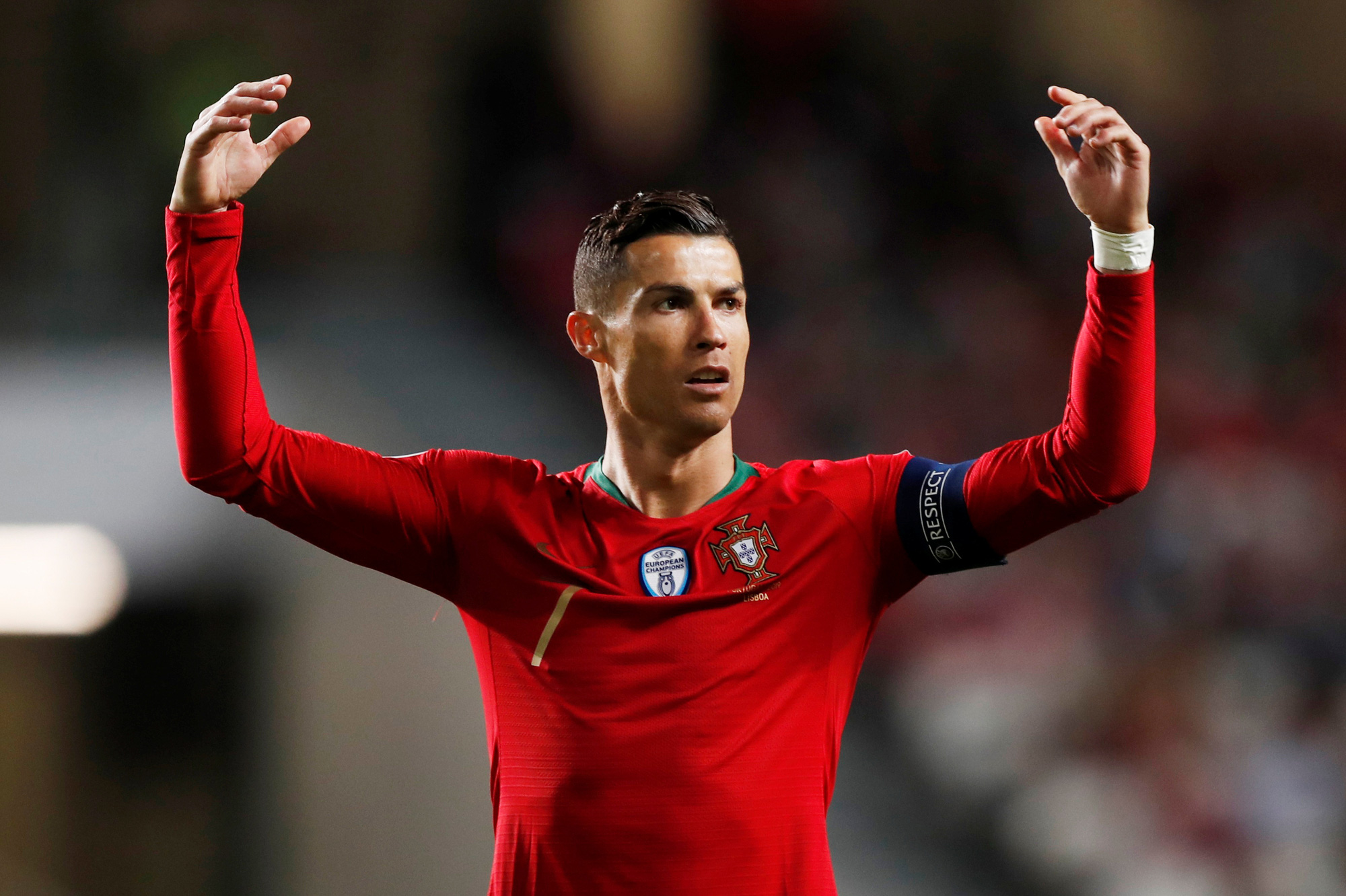 Ronaldo đưa ra đề xuất cực hay, giúp quyên góp số tiền lớn cho các cầu thủ gặp khó giữa mùa dịch Covid-19 - Ảnh 1.