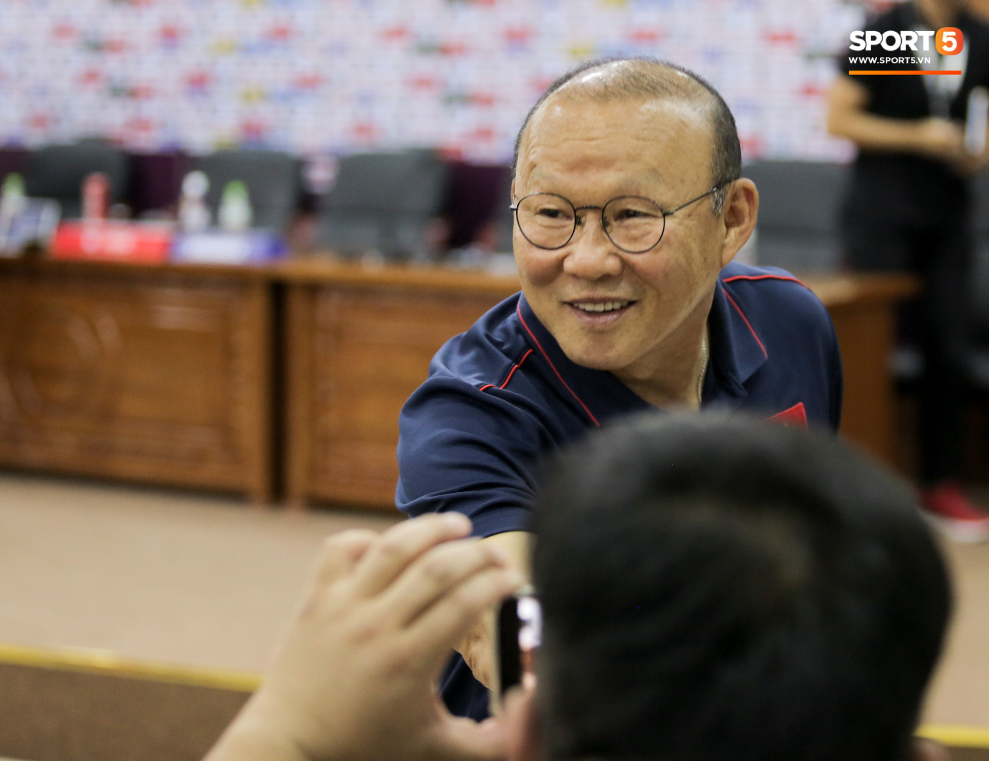 Thầy Park bị nhắc khéo sau khi kỳ phùng địch thủ ở tuyển Thái Lan đồng ý giảm nửa lương vì Covid-19 - Ảnh 1.