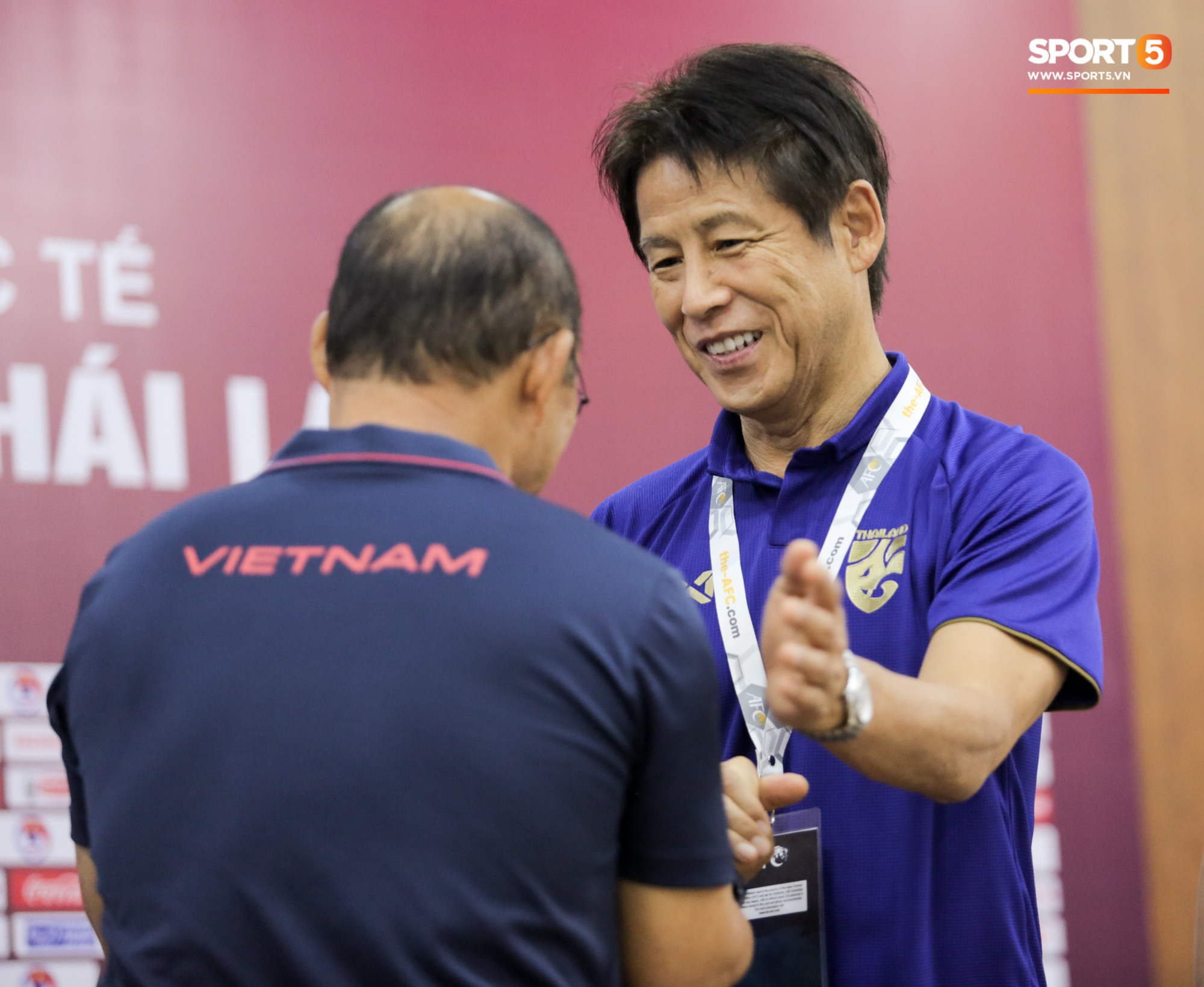 Thầy Park bị nhắc khéo sau khi kỳ phùng địch thủ ở tuyển Thái Lan đồng ý giảm nửa lương vì Covid-19 - Ảnh 2.