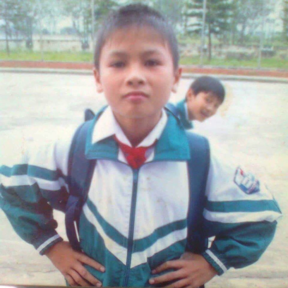 Phát hiện thú vị: Quang Hải năm 11 tuổi mặc riêng một màu áo, ngồi lạc lõng giữa lứa đàn anh 1995 ở HAGL - Ảnh 2.