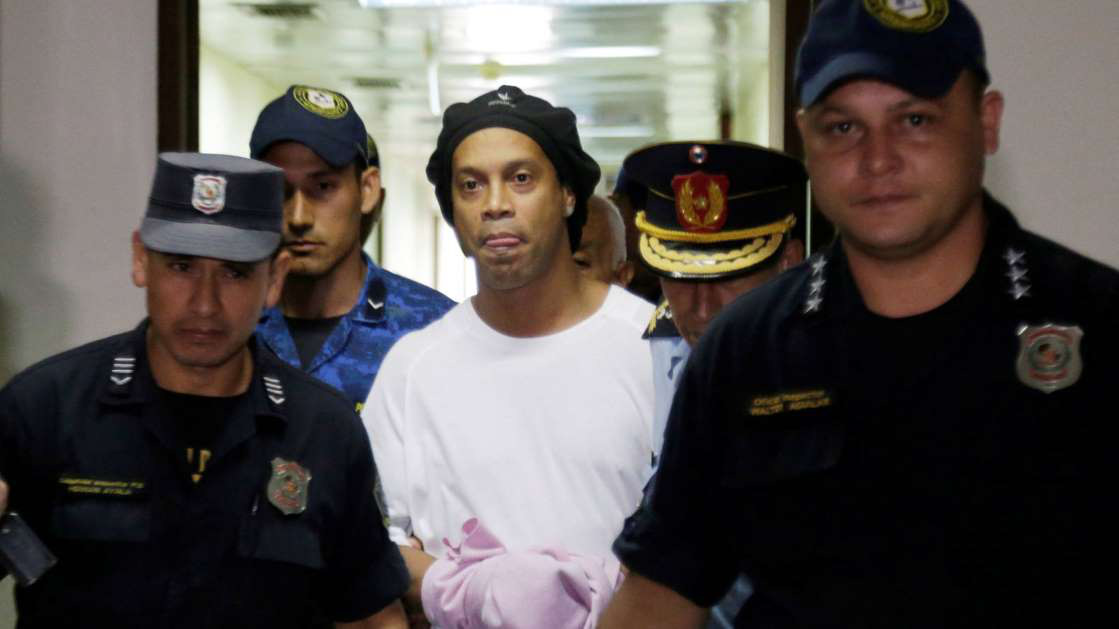 Huyền thoại Ronaldinho lần đầu chia sẻ trước ống kính kể từ ngày bị bỏ tù, gây chú ý bởi bộ râu cực lạ lẫm - Ảnh 3.