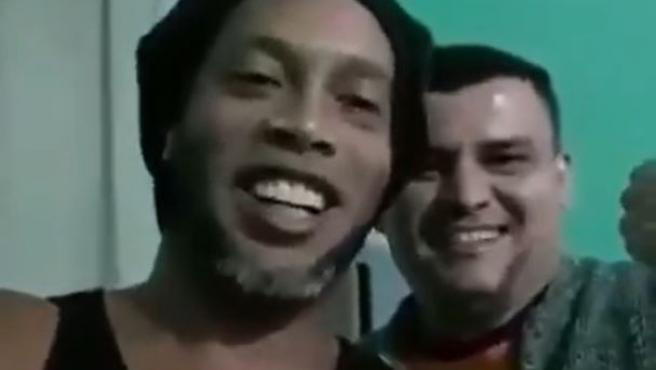 Huyền thoại Ronaldinho lần đầu chia sẻ trước ống kính kể từ ngày bị bỏ tù, gây chú ý bởi bộ râu cực lạ lẫm - Ảnh 2.