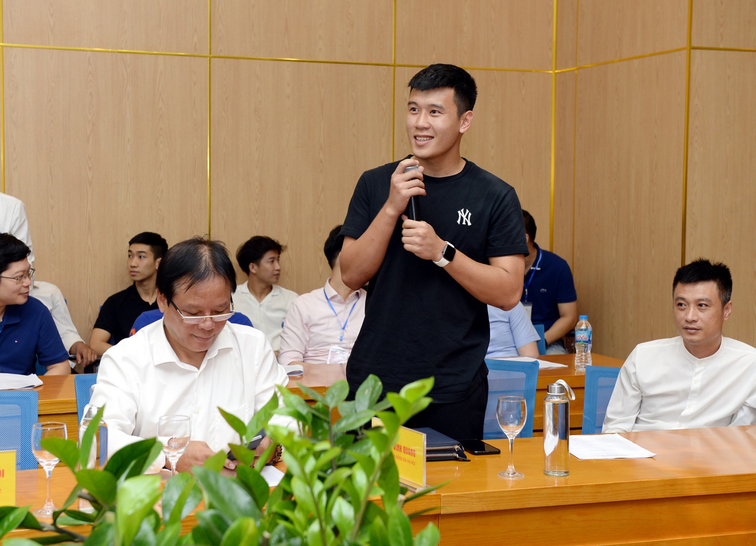 Quang Hải bảnh bao dự Lễ ra mắt Giải bóng đá NEU League 2020 - Ảnh 8.