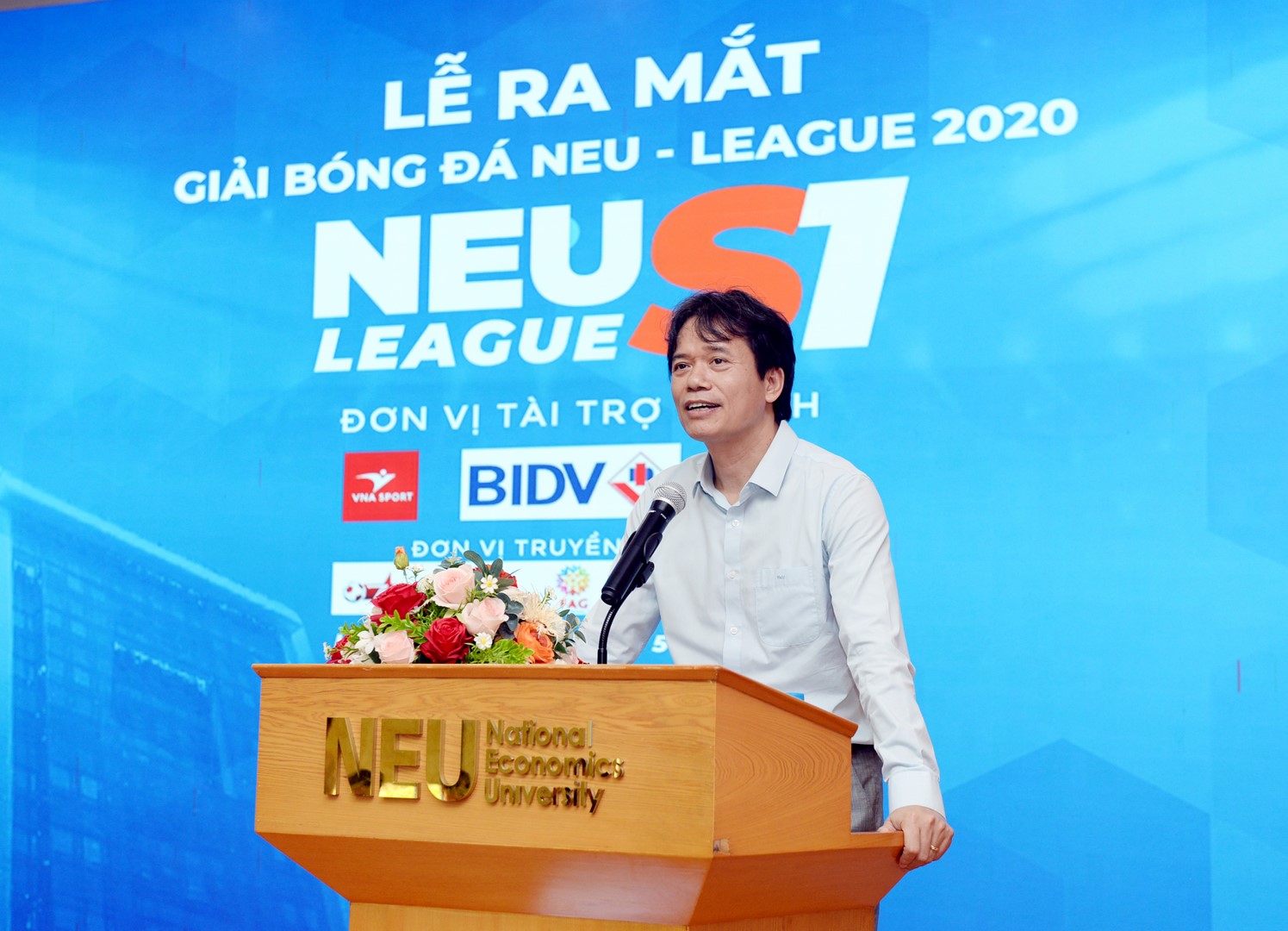 Quang Hải tới dự Lễ ra mắt Giải bóng đá NEU League 2020 do Trường Đại học Kinh tế Quốc dân tổ chức - Ảnh 1.