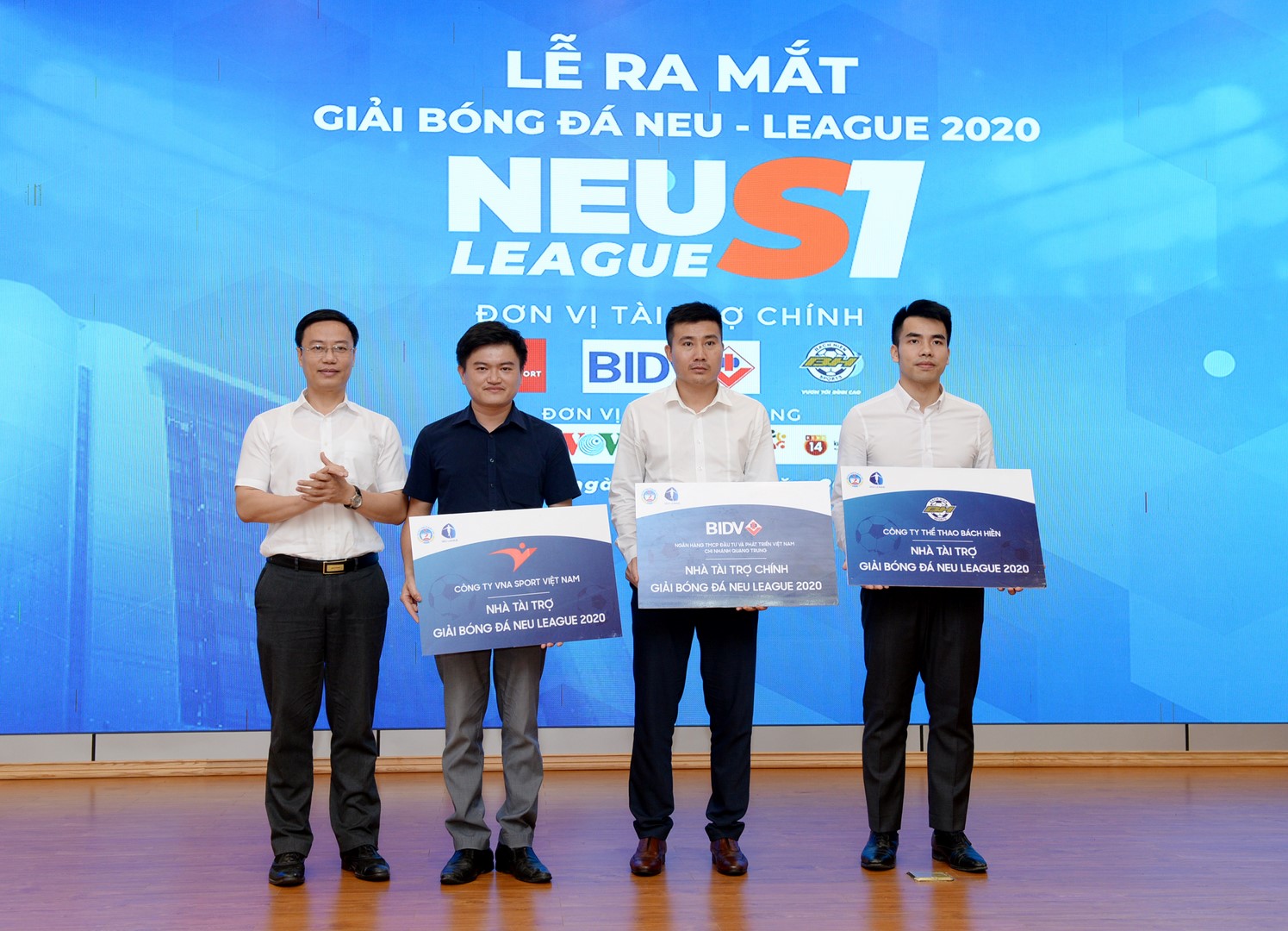 Quang Hải tới dự Lễ ra mắt Giải bóng đá NEU League 2020 do Trường Đại học Kinh tế Quốc dân tổ chức - Ảnh 3.