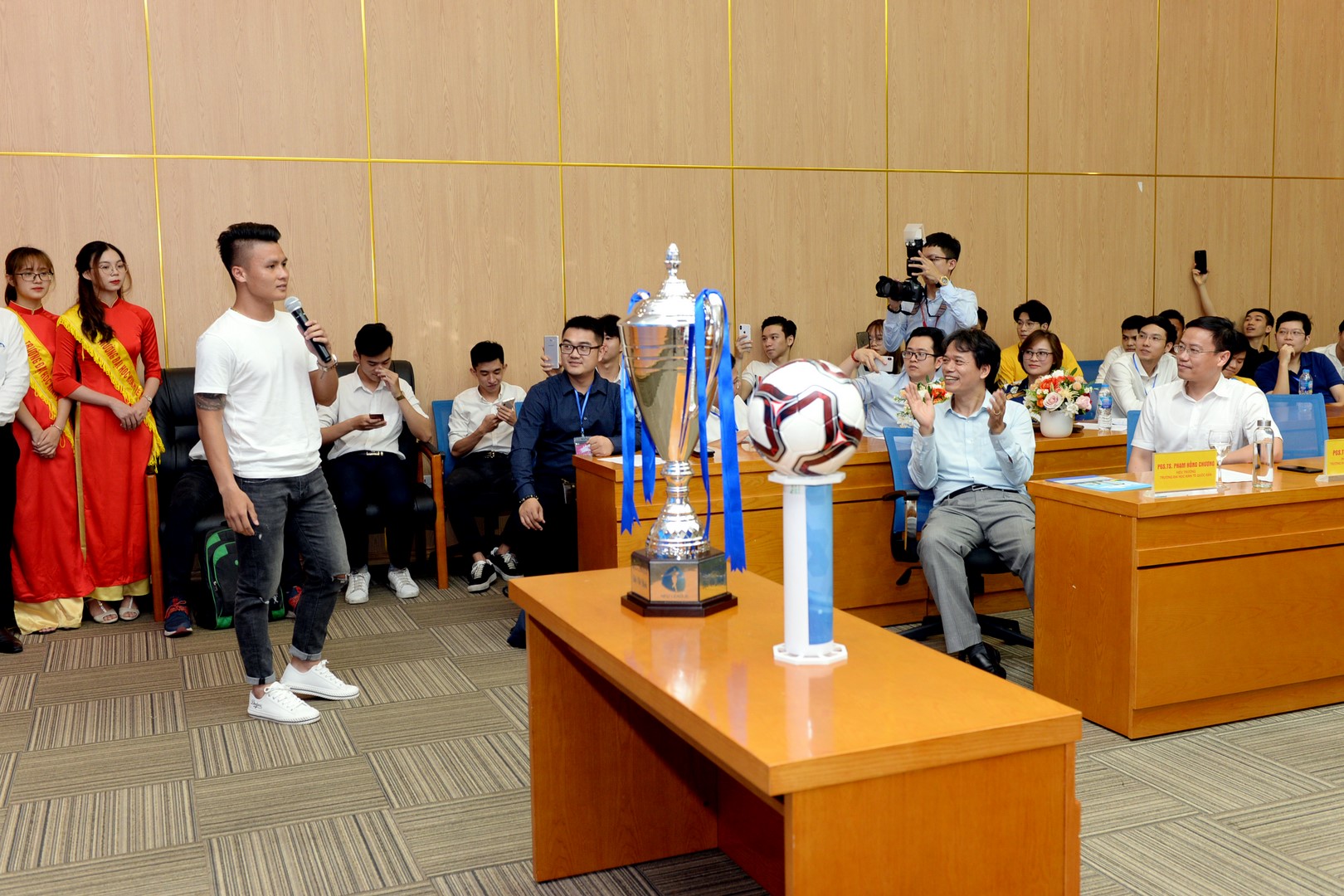 Quang Hải tới dự Lễ ra mắt Giải bóng đá NEU League 2020 do Trường Đại học Kinh tế Quốc dân tổ chức - Ảnh 5.