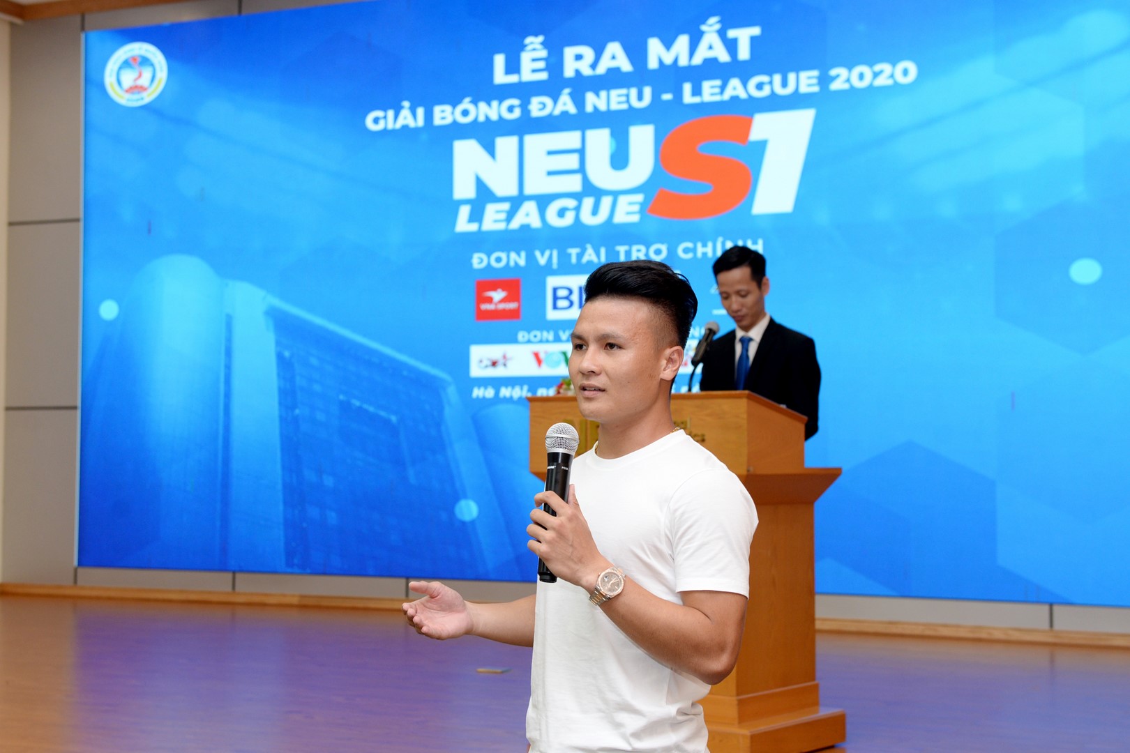 Quang Hải tới dự Lễ ra mắt Giải bóng đá NEU League 2020 do Trường Đại học Kinh tế Quốc dân tổ chức - Ảnh 4.