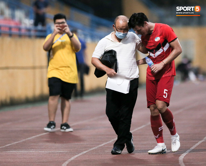 HLV Park Hang-seo mang bất ngờ cho đội trưởng tuyển Việt Nam, chưa kịp cảm ơn thì thầy đã đi mất - Ảnh 1.