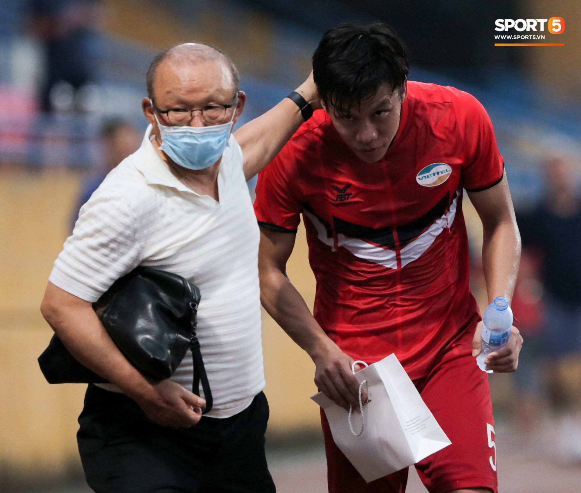 HLV Park Hang-seo mang bất ngờ cho đội trưởng tuyển Việt Nam, chưa kịp cảm ơn thì thầy đã đi mất - Ảnh 2.