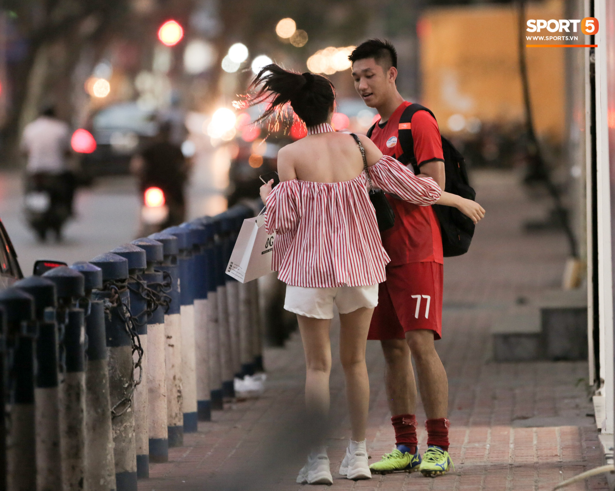 Trọng Đại đánh lẻ, tình tứ bên bạn gái xinh đẹp sau trận giao hữu với Hà Nội FC - Ảnh 1.