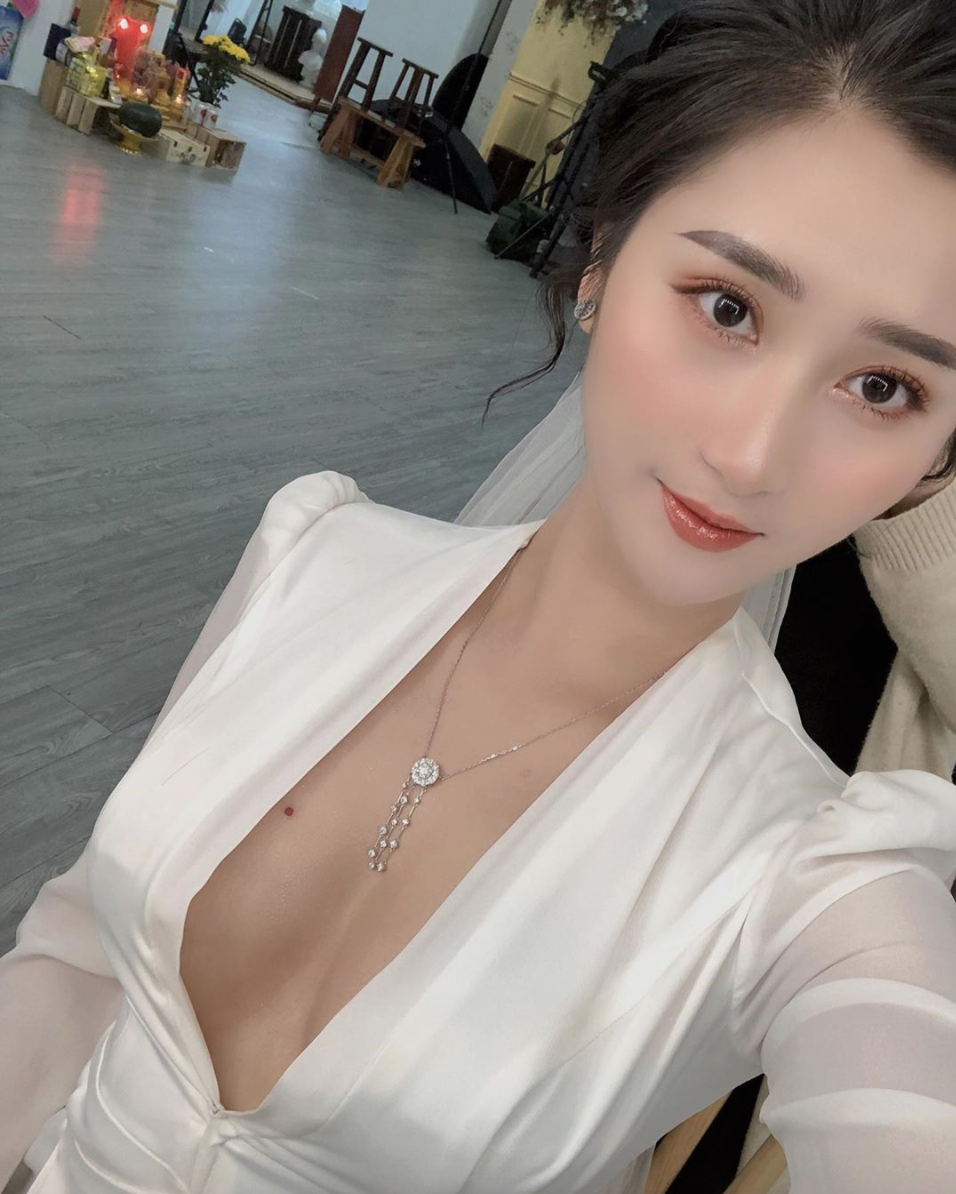 Bạn gái Huy Hùng bất ngờ tung video hậu trường chụp ảnh cưới: Cô dâu chú rể đẹp đôi, dân tình chúc mừng tới tấp - Ảnh 7.