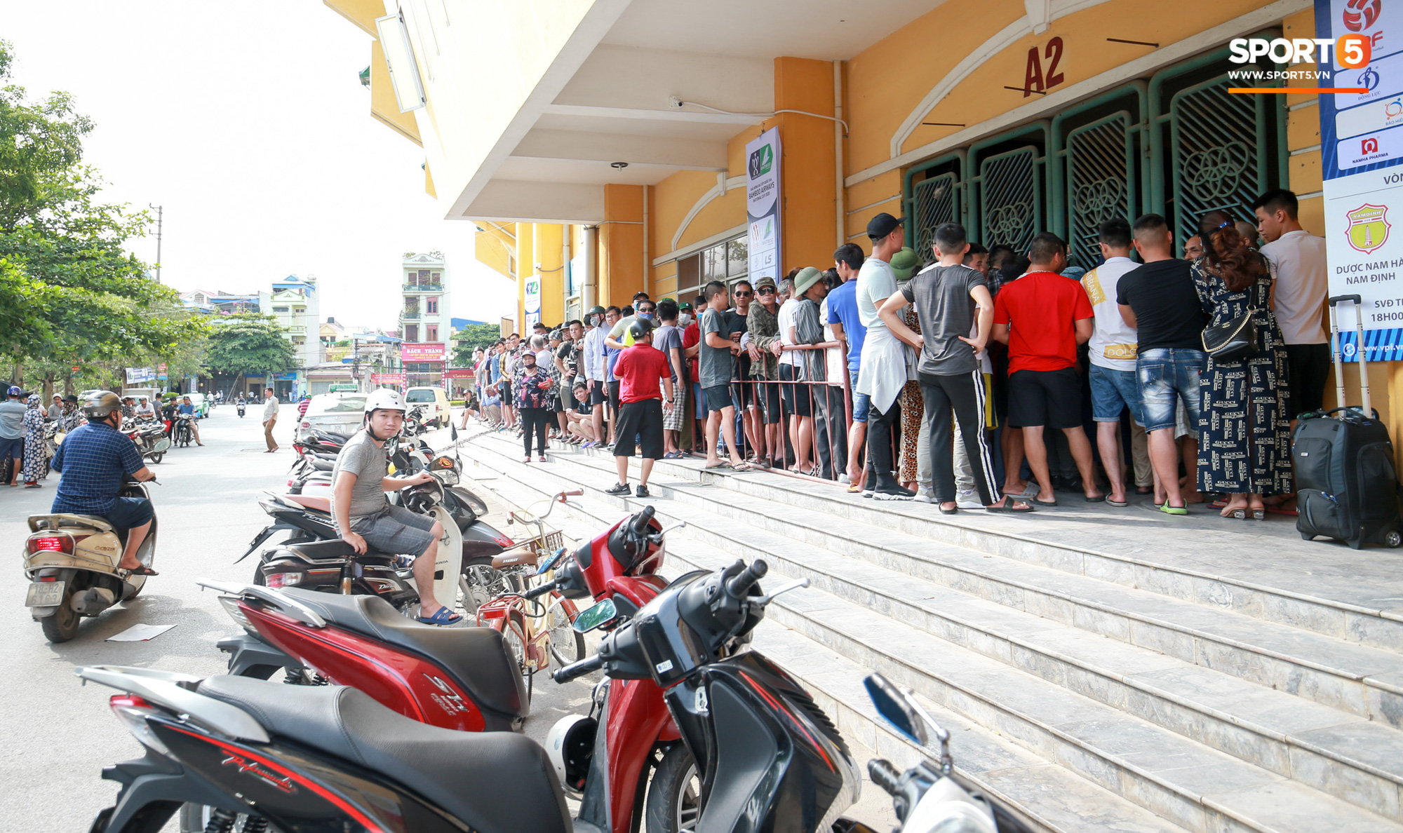 Chen nhau nghẹt thở mua vé xem bóng đá ở Nam Định, dân phe Hà Nội cũng đổ về thu gom - Ảnh 9.