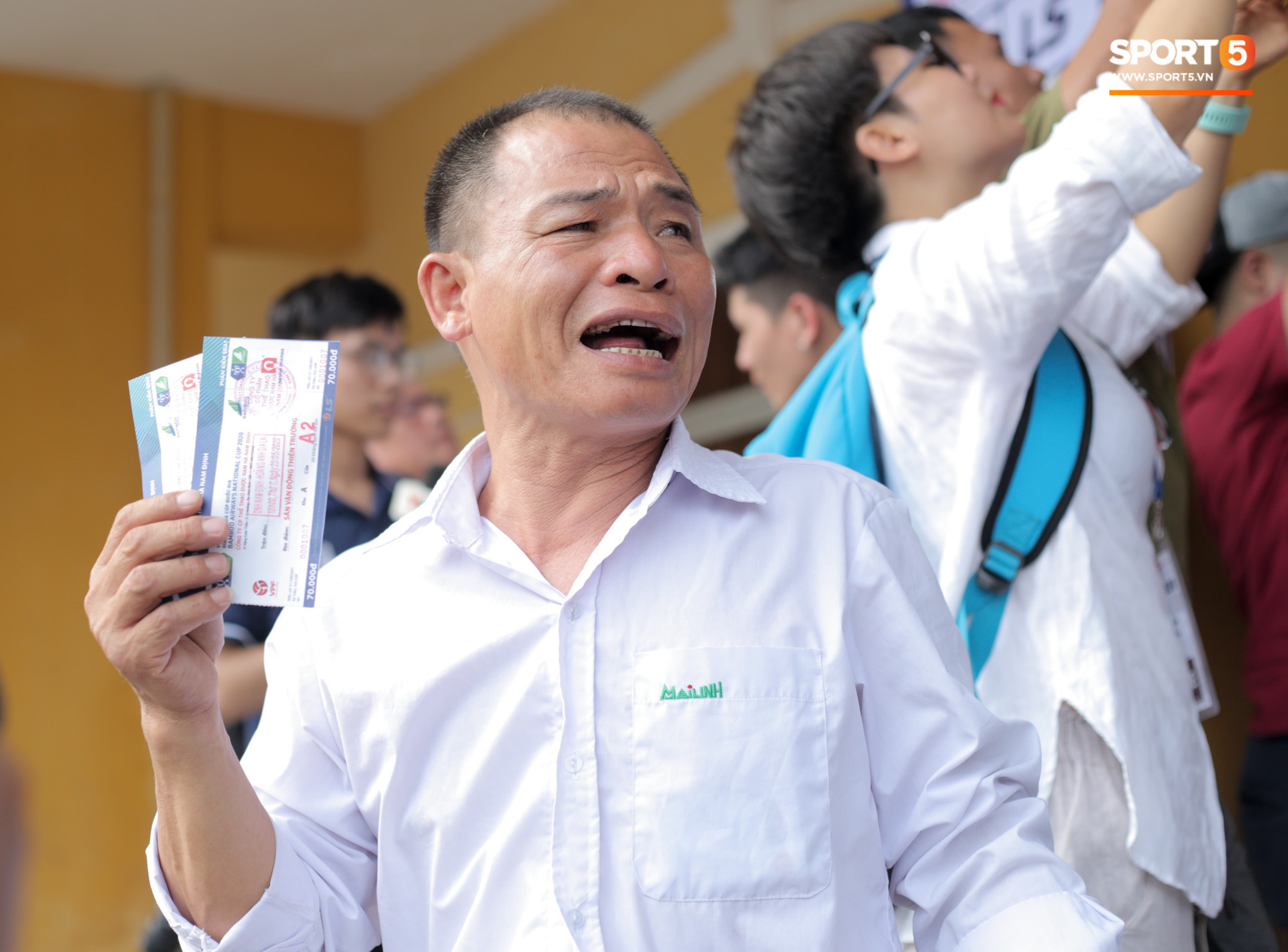 Chen nhau nghẹt thở mua vé xem bóng đá ở Nam Định, dân phe Hà Nội cũng đổ về thu gom - Ảnh 12.