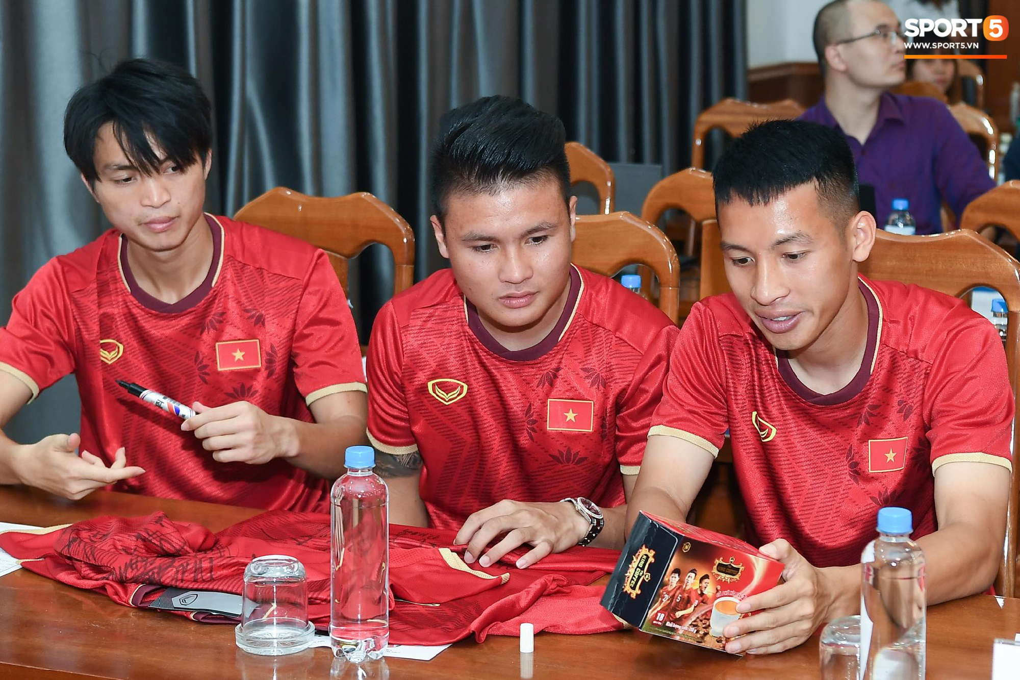 Tuấn Anh tán gẫu cực vui cùng các nữ tuyển thủ, Quang Hải gặp sự cố lạc đường hài hước trong phòng họp báo - Ảnh 1.