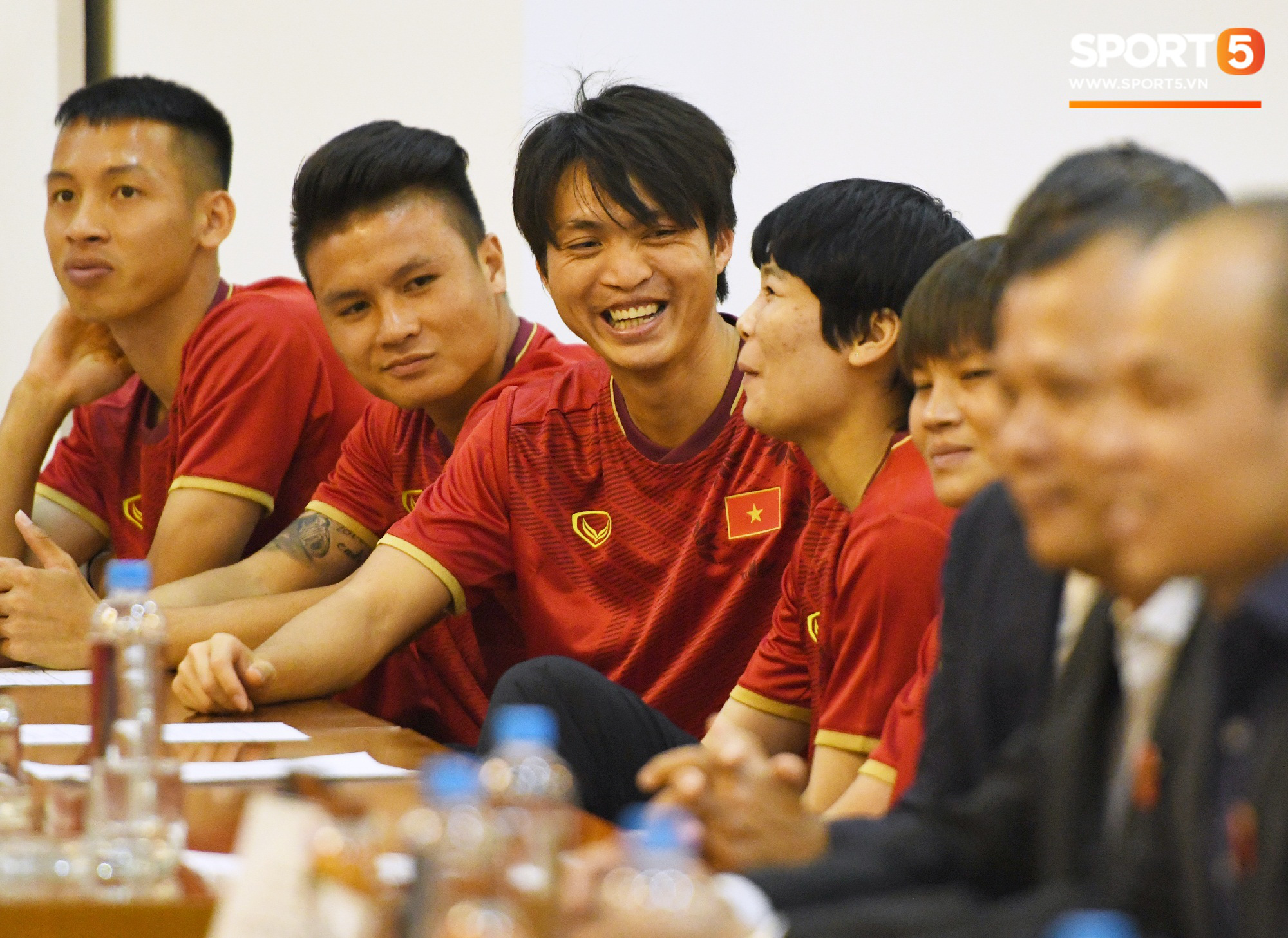 Tuấn Anh tán gẫu cực vui cùng các nữ tuyển thủ, Quang Hải gặp sự cố lạc đường hài hước trong phòng họp báo - Ảnh 2.