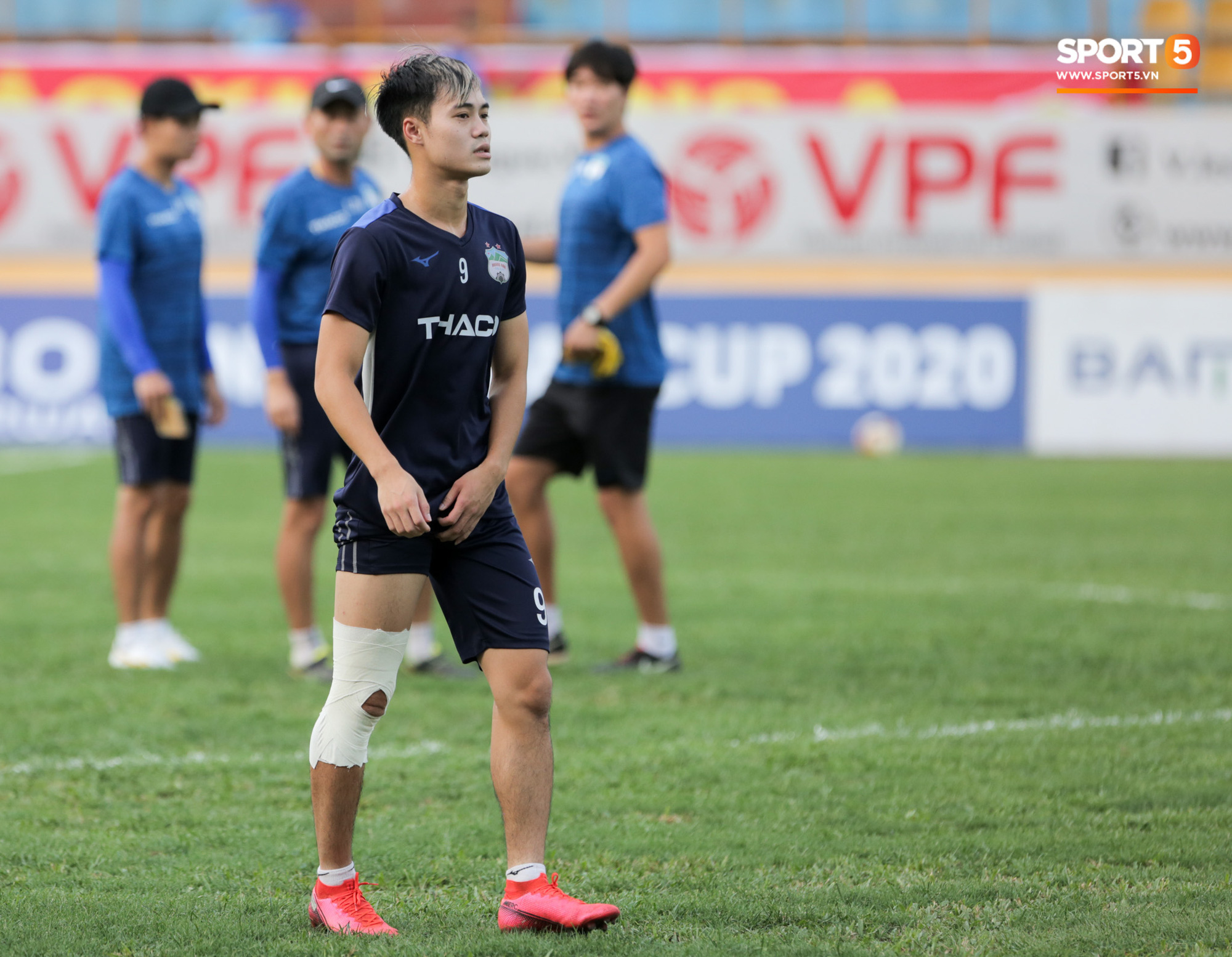 Chân đau vẫn cố thi đấu, Văn Toàn nguy cơ lỡ đại chiến với Hà Nội FC - Ảnh 1.