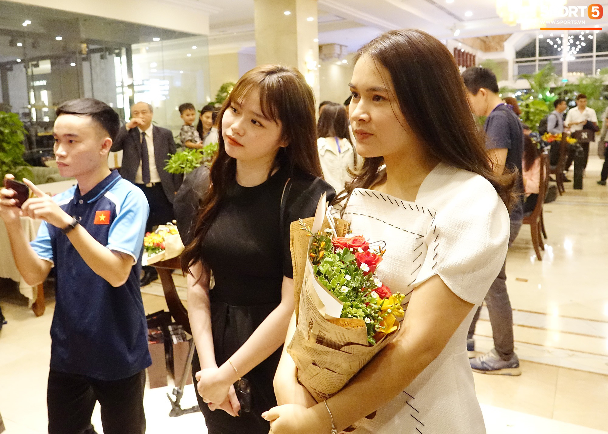 Quang Hải và Huỳnh Anh liên tục lạc mất nhau khi tham dự sự kiện ở Sài Gòn - Ảnh 7.