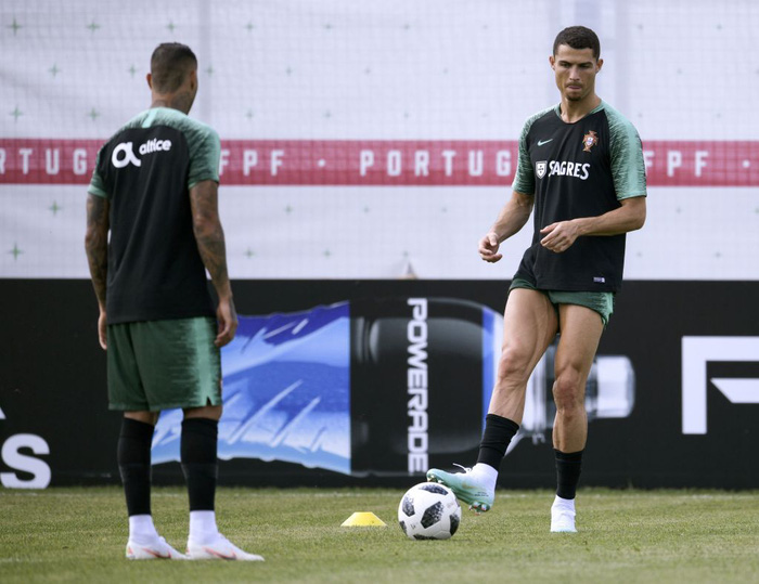 Những siêu sao có cặp đùi gây choáng nhất làng bóng đá: Ronaldo sở hữu đôi chân cực khủng với đầy những múi cơ nhưng vẫn phải xếp sau một người - Ảnh 1.
