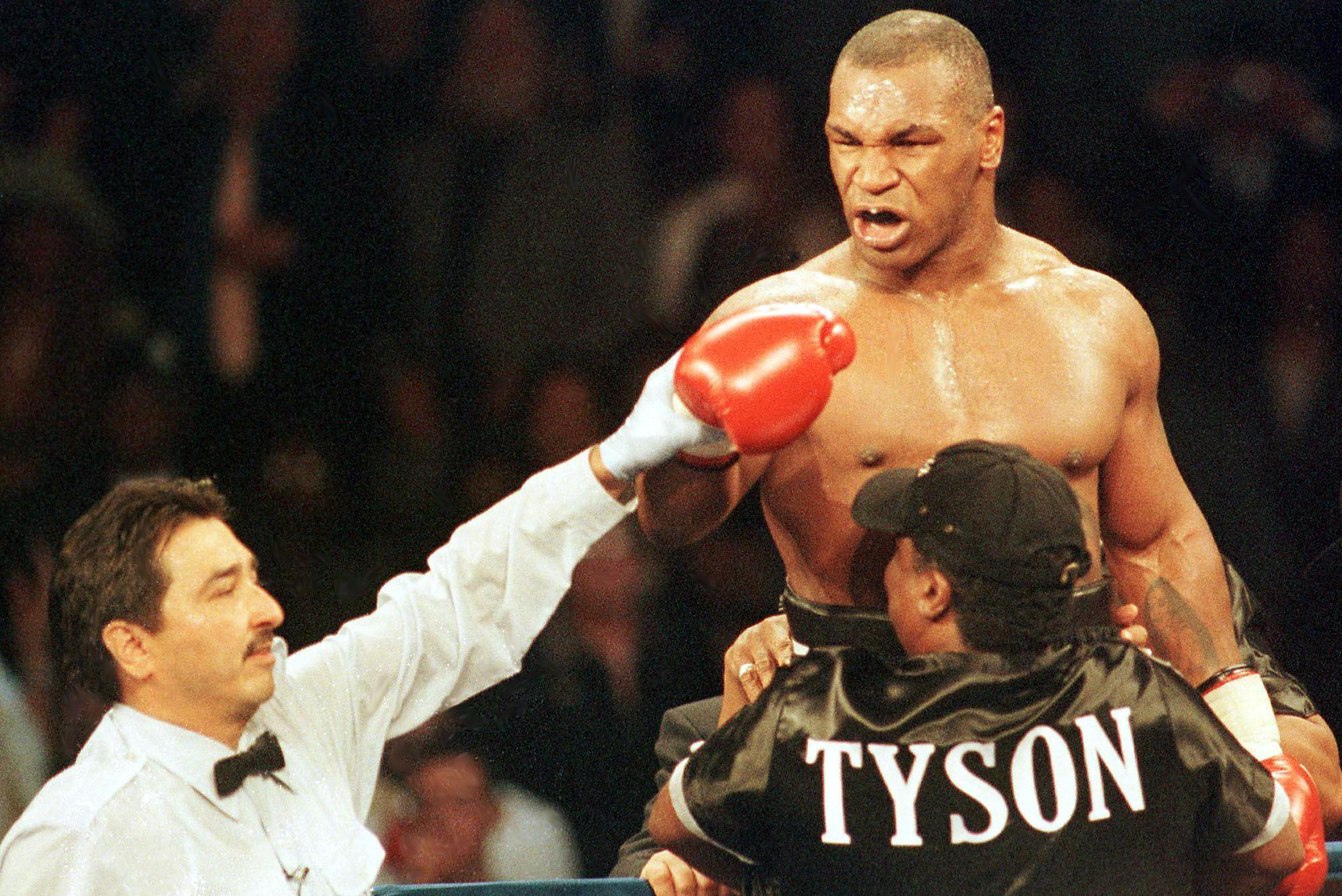 Mike Tyson khiến dân tình choáng nặng khi trình diễn tốc độ và sức mạnh kinh hoàng ở tuổi 53, đến cả The Rock cũng phải đứng ngồi không yên - Ảnh 3.