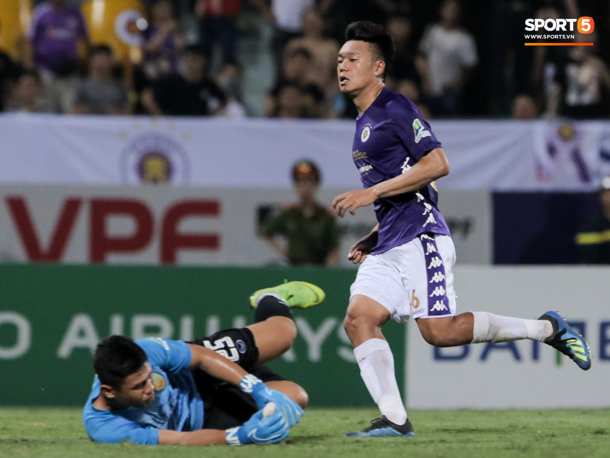 Trung vệ U23 Việt Nam đá bay bàn thắng ở khoảng cách 3m, sửa sai bằng cú dứt điểm đầy tinh tế - Ảnh 6.