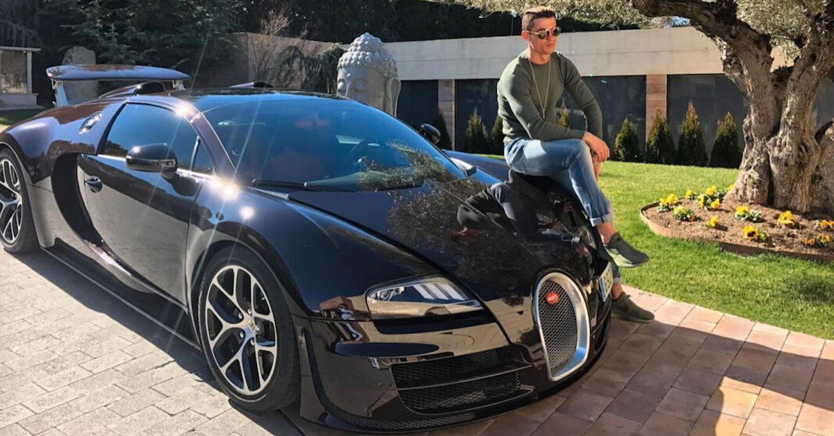 Vô tình được bạn gái cho lên sóng, Ronaldo bị soi ra giá trị tất tần tật đồ mặc trên người: Con số chẳng thấm vào đâu so với khoản thu nhập khủng - Ảnh 3.
