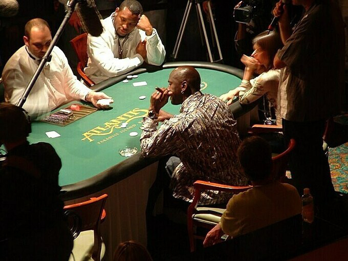 Huyền thoại Michael Jordan và những câu chuyện điên rồ liên quan tới cờ bạc: Từng thua 5 triệu đô trong một đêm, cược 100.000 USD vào trò oẳn tù tì - Ảnh 5.