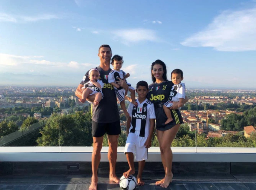 Khám phá căn biệt thự bí ẩn của gia đình Ronaldo tại Ý: Nằm trên đỉnh ngọn đồi được canh phòng cẩn mật, đáng chú ý có góc view thần thánh mà cô nàng Georgina yêu thích - Ảnh 1.