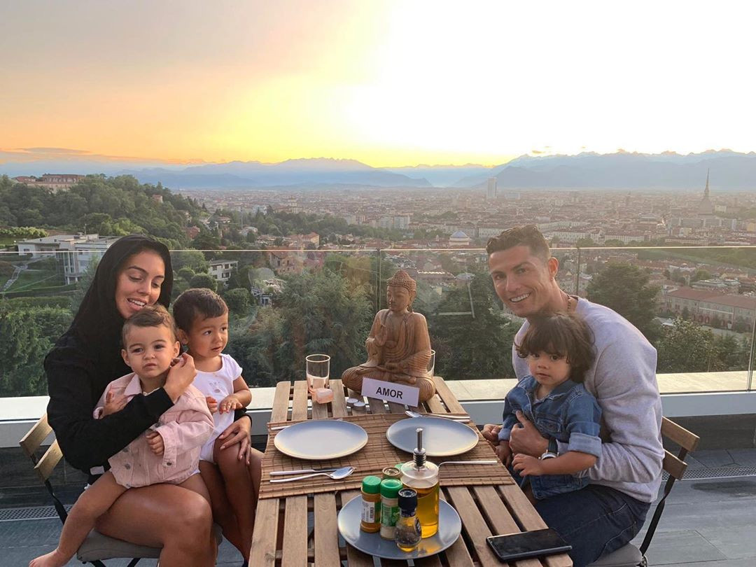 Khám phá căn biệt thự bí ẩn của gia đình Ronaldo tại Ý: Nằm trên đỉnh ngọn đồi được canh phòng cẩn mật, đáng chú ý có góc view thần thánh mà cô nàng Georgina yêu thích - Ảnh 5.