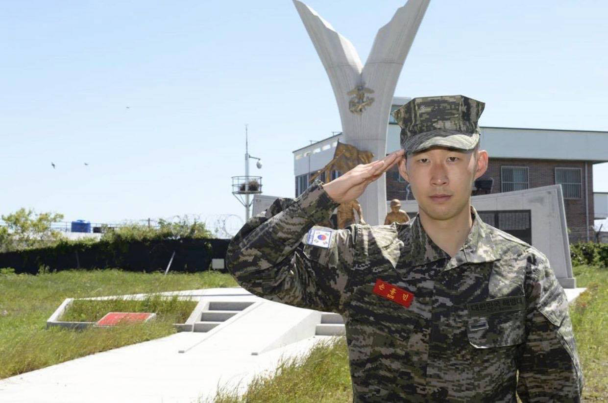 Son Heung-min đúng chuẩn con nhà người ta trong truyền thuyết, đá bóng hay lại còn đứng nhất lớp quân sự - Ảnh 2.