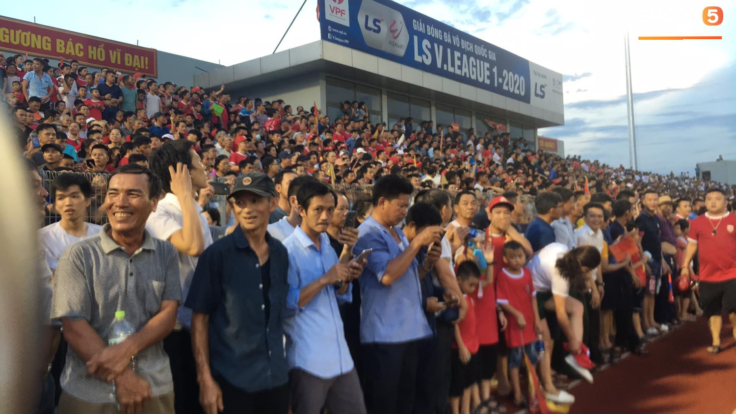 Vỡ sân vận động Hà Tĩnh, khán giả tràn qua hàng rào khiến trận đấu V.League trở nên hot nhất thế giới  - Ảnh 1.