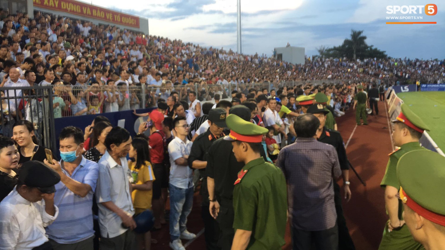 Vỡ sân vận động Hà Tĩnh, khán giả tràn qua hàng rào khiến trận đấu V.League trở nên hot nhất thế giới  - Ảnh 3.