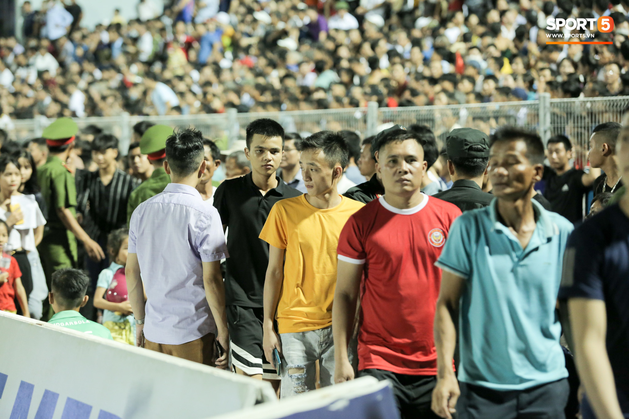 Cầu thủ Hà Nội FC bị ảnh hưởng tâm lý vì sự cố vỡ sân Hà Tĩnh - Ảnh 3.