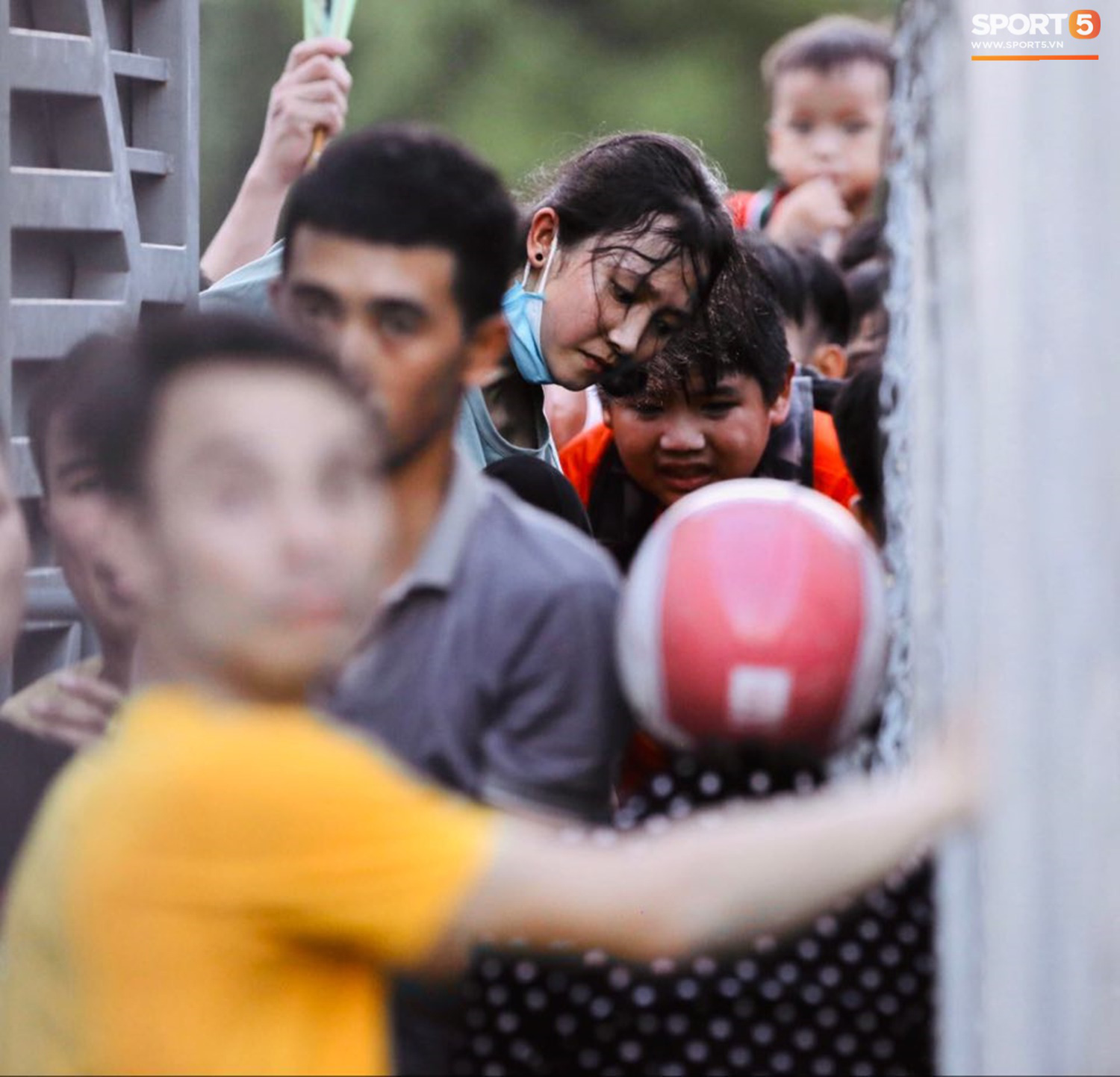 Vỡ sân vận động Hà Tĩnh, khán giả tràn qua hàng rào khiến trận đấu V.League trở nên hot nhất thế giới  - Ảnh 10.