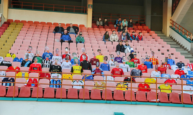 Vỡ sân vận động Hà Tĩnh, khán giả tràn qua hàng rào khiến trận đấu V.League trở nên hot nhất thế giới  - Ảnh 8.