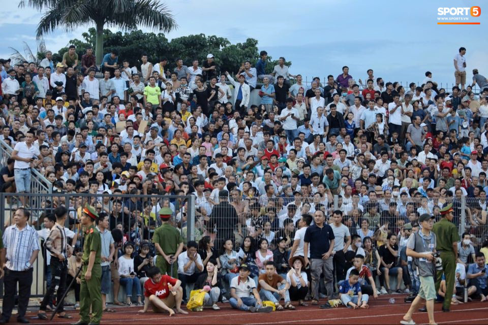 Vỡ sân vận động Hà Tĩnh, khán giả tràn qua hàng rào khiến trận đấu V.League trở nên hot nhất thế giới  - Ảnh 7.