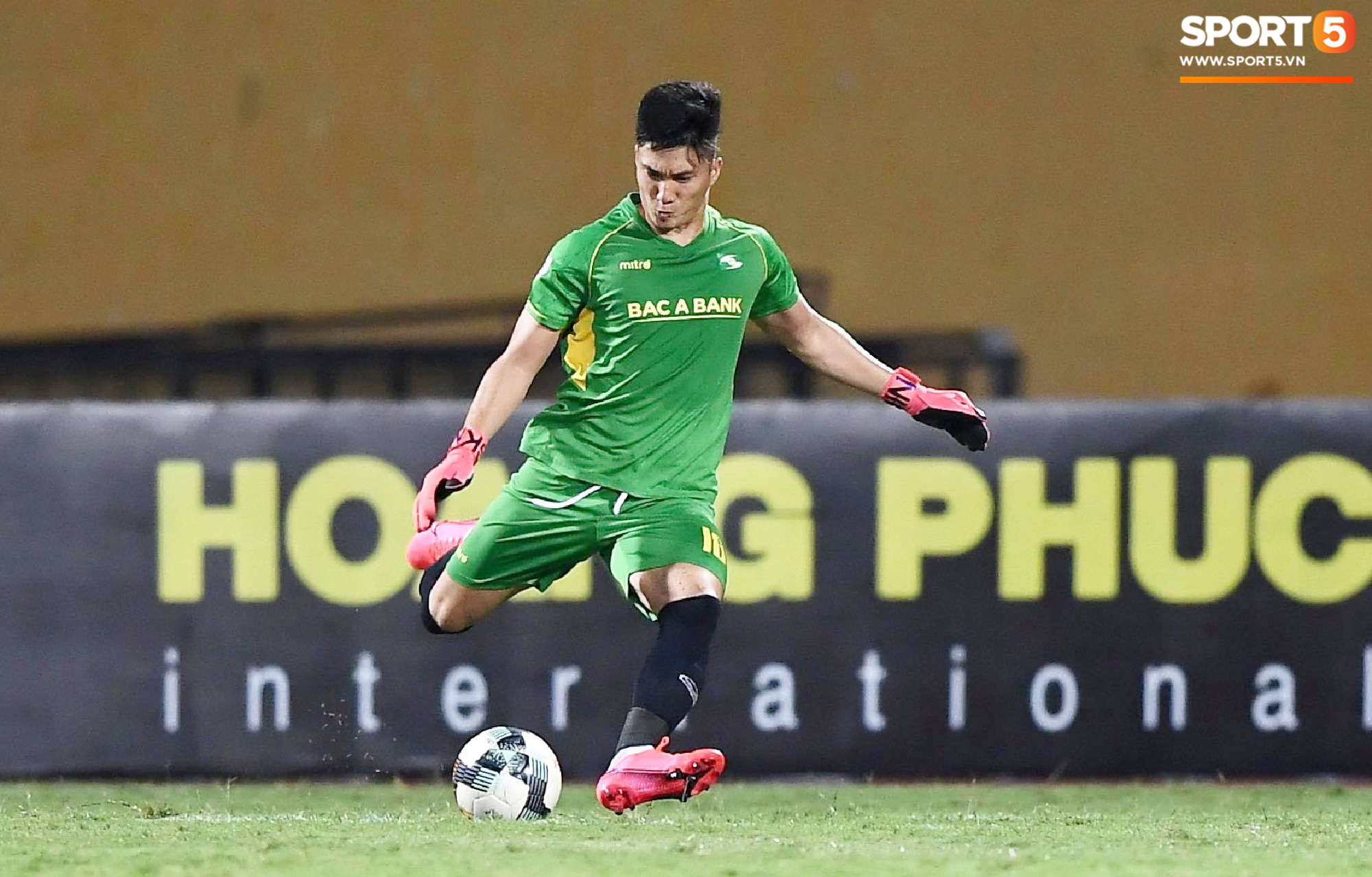 Cựu thủ thành U23 Việt Nam tỏa sáng giúp SLNA kéo sập Hàng Đẫy: Nhan sắc thì vẫn cực phẩm, trên sân thì tiến bộ thần tốc  - Ảnh 3.