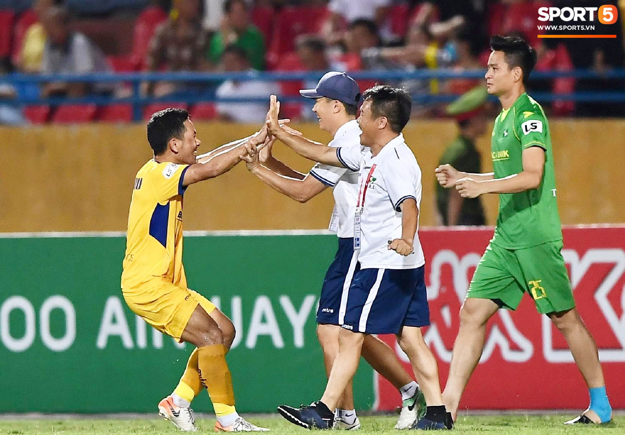 Cựu thủ thành U23 Việt Nam tỏa sáng giúp SLNA kéo sập Hàng Đẫy: Nhan sắc thì vẫn cực phẩm, trên sân thì tiến bộ thần tốc  - Ảnh 7.
