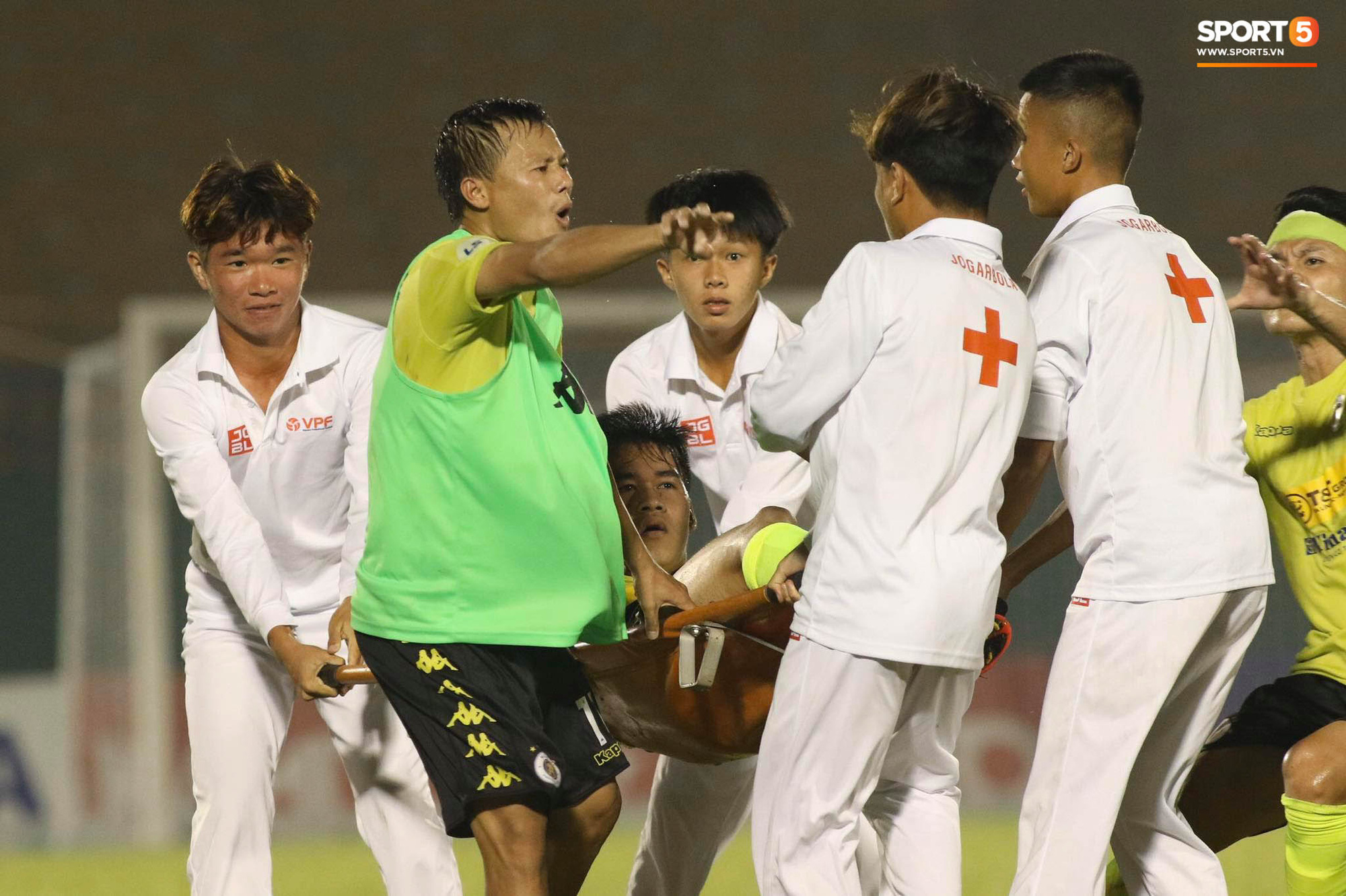 Một tuần tràn ngập hình ảnh gây tranh cãi phô bày góc cạnh xấu xí của cầu thủ trẻ Việt Nam - Ảnh 3.