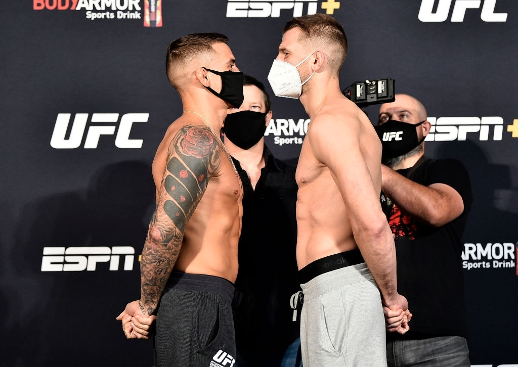 Dustin Poirier đánh bại Dan Hooker trong màn so tài xứng đáng được đề cử  cho danh hiệu "Trận đấu của năm"
