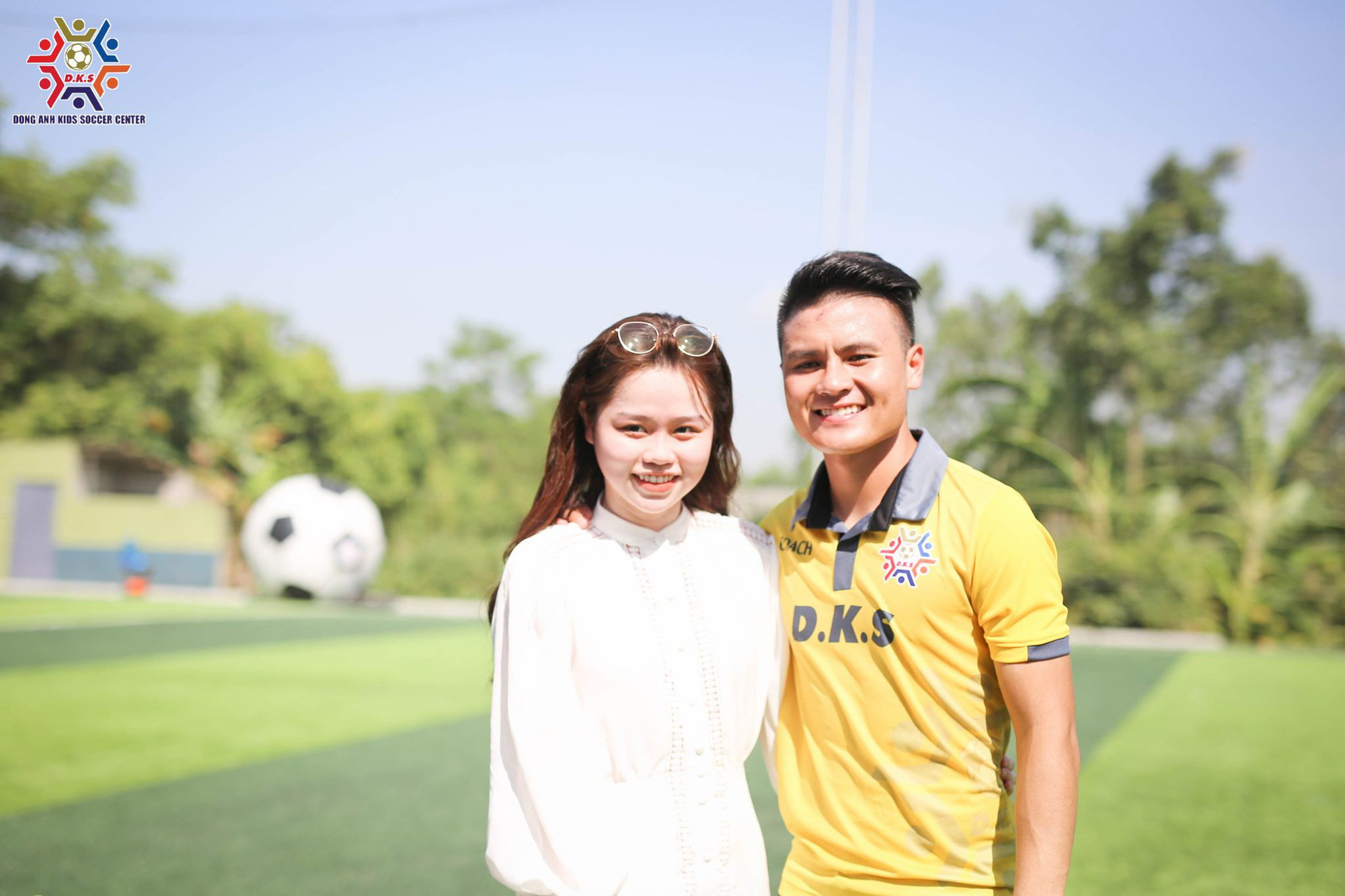 Quang Hải làm HLV dạy trẻ em Đông Anh đá bóng, lần đầu khoe ảnh bên Huỳnh Anh sau scandal bị hack Facebook - Ảnh 2.