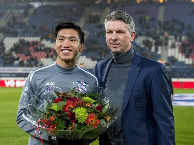 Giám đốc SC Heerenveen tiết lộ Văn Hậu đã rất gần với suất đá chính: Cậu ấy xứng đáng có cơ hội nhưng tiền bạc là vấn đề lớn - Ảnh 1.