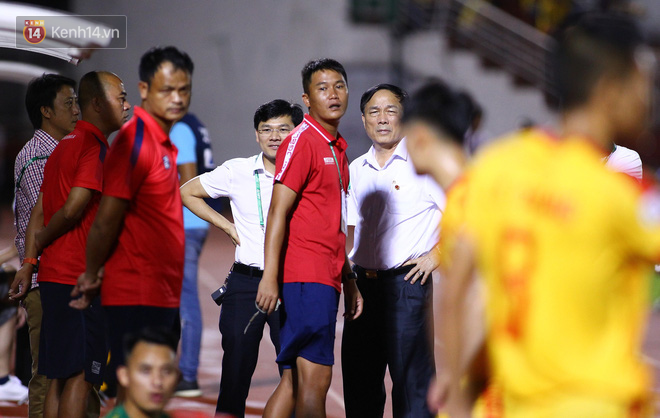 Bóng đá Việt tuần qua đầy nhức nhối: An toàn của đội khách bị thách thức, chủ tịch lắm phốt lại không giữ lời - Ảnh 2.