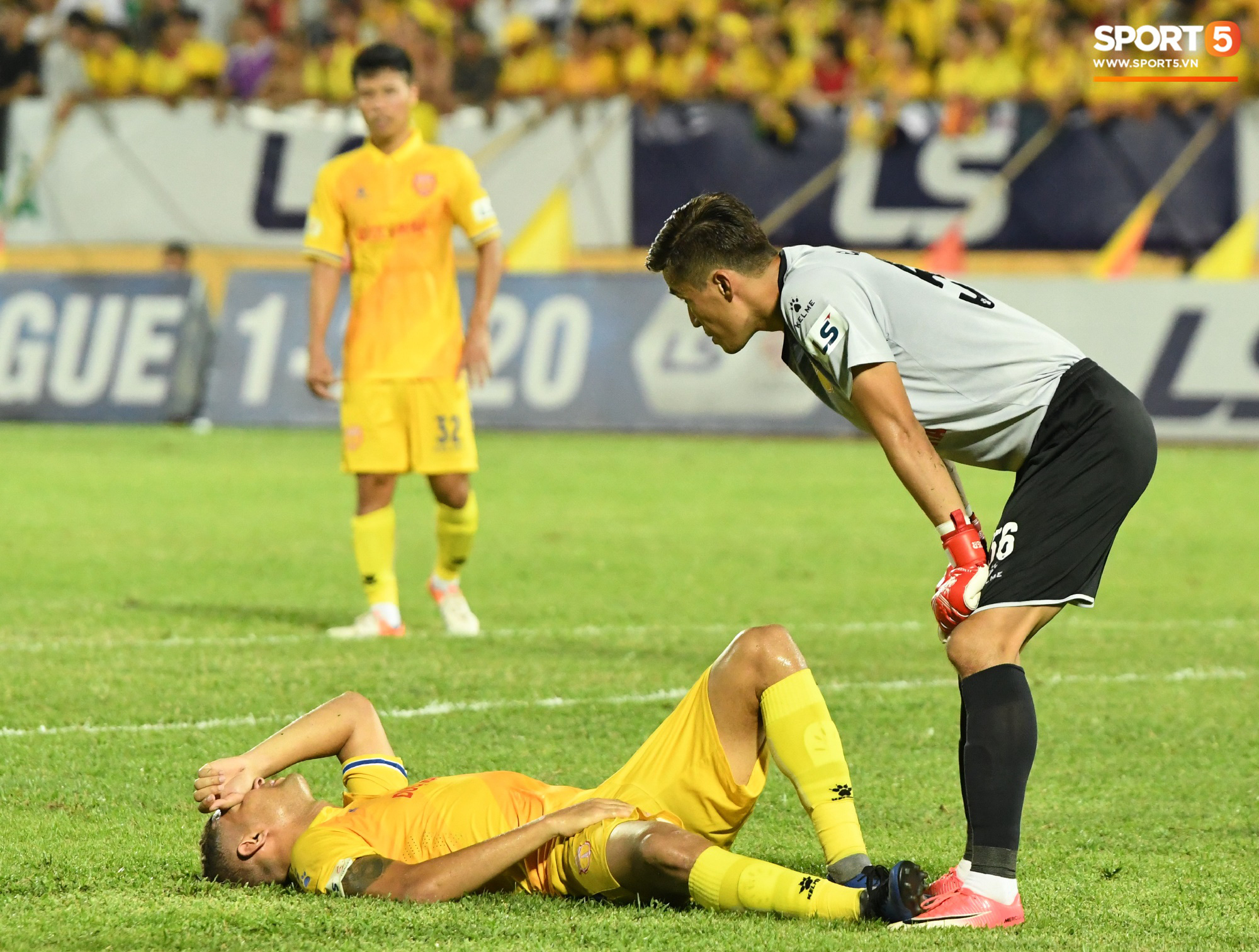  Đội trưởng Quảng Nam phát cáu vì đối thủ tự nhiên nằm sân, còn đội ngũ y tế thì quá chậm chạm - Ảnh 6.