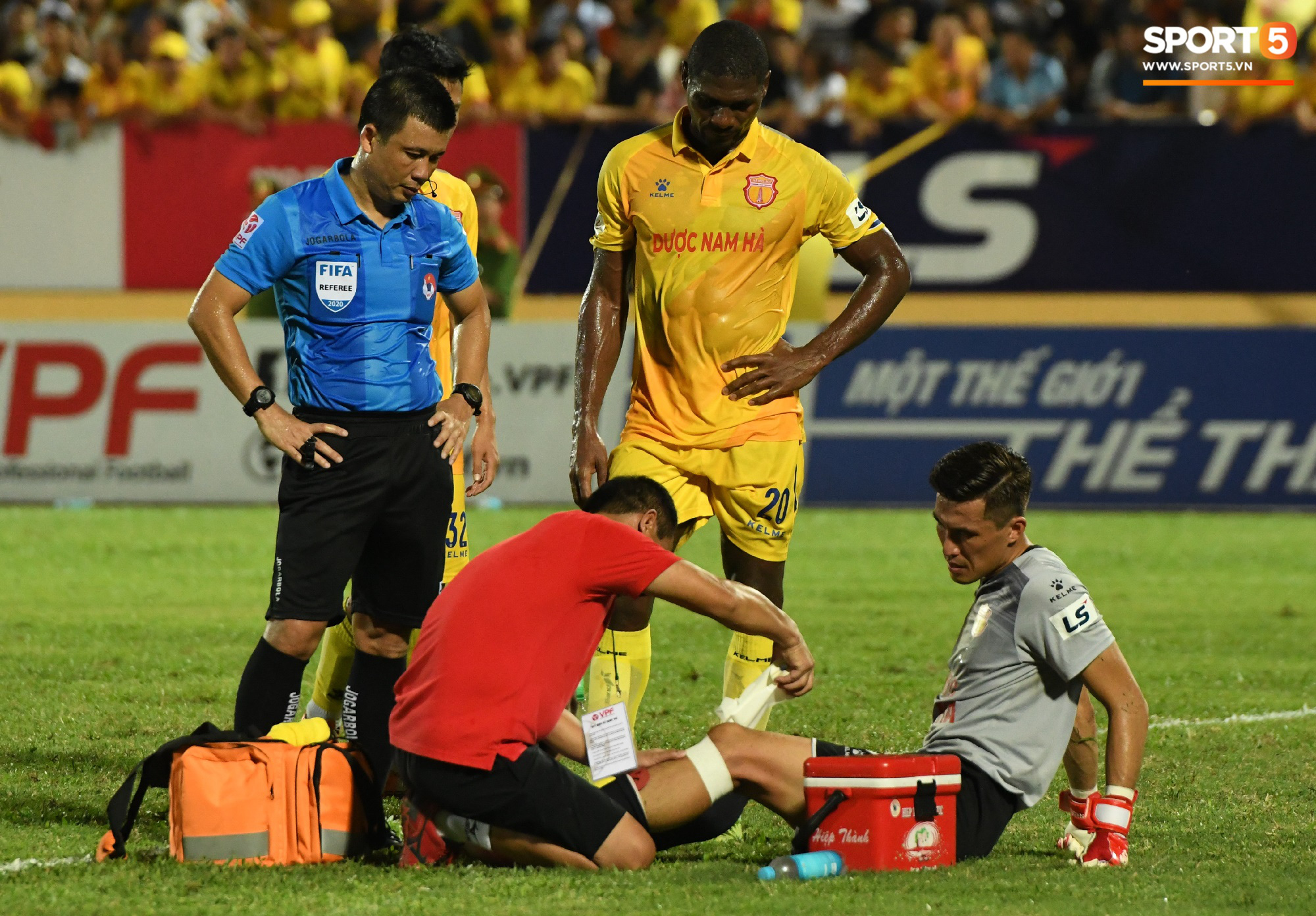  Đội trưởng Quảng Nam phát cáu vì đối thủ tự nhiên nằm sân, còn đội ngũ y tế thì quá chậm chạm - Ảnh 5.