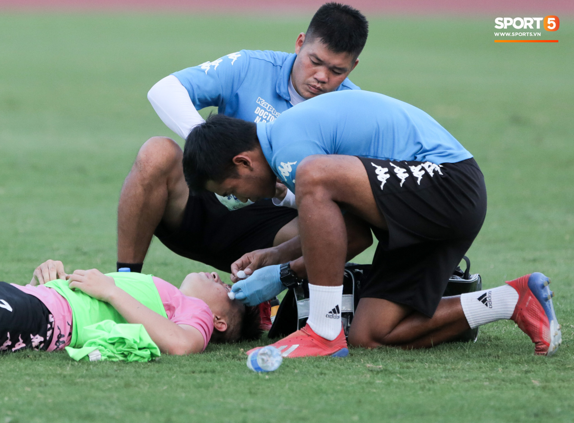 Đồng đội Quang Hải rách va chạm đổ máu, buổi tập của Hà Nội FC kết thúc sớm - Ảnh 1.
