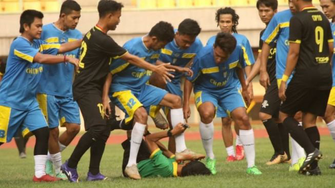 Cầu thủ Indonesia đánh hội đồng trọng tài gây sốc, nạn nhân bàng hoàng kể lại: Họ đá cho tôi ngã xuống rồi giẫm rách cả mặt - Ảnh 1.