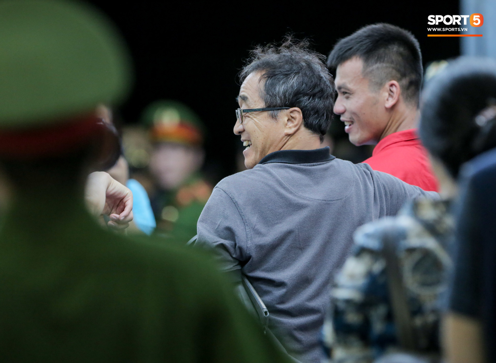 Công Phượng khoác vai trợ lý HLV tuyển Việt Nam thân mật, nhận sự khích lệ nhiệt huyết sau trận thua - Ảnh 3.