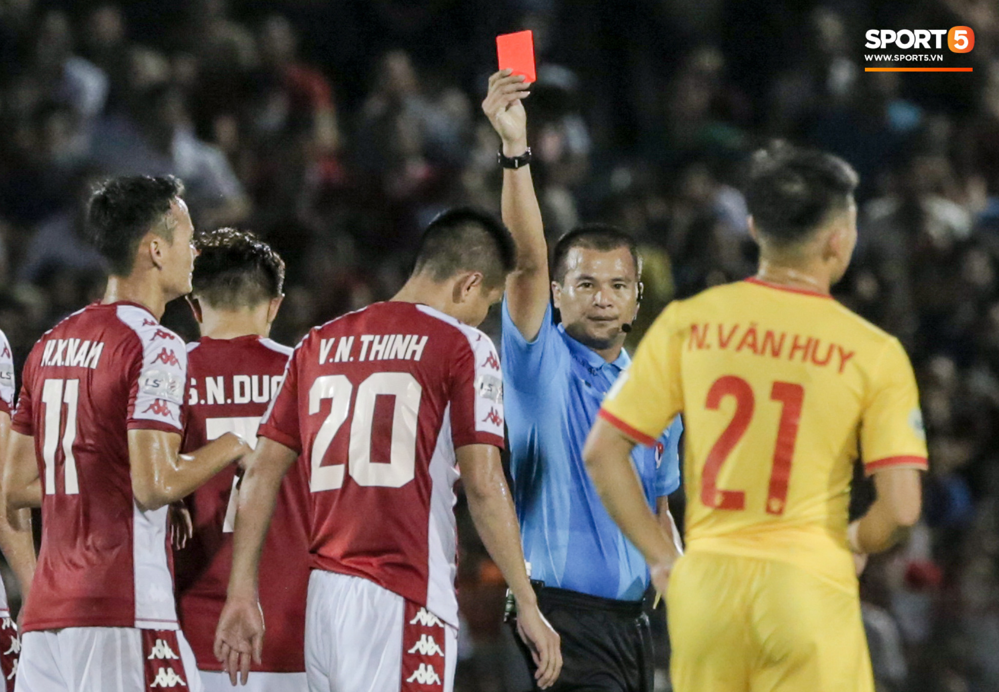 Cựu tuyển thủ Việt Nam phạm lỗi thô thiển, nhận cái kết đắng trong lần hiếm hoi được đá chính - Ảnh 3.